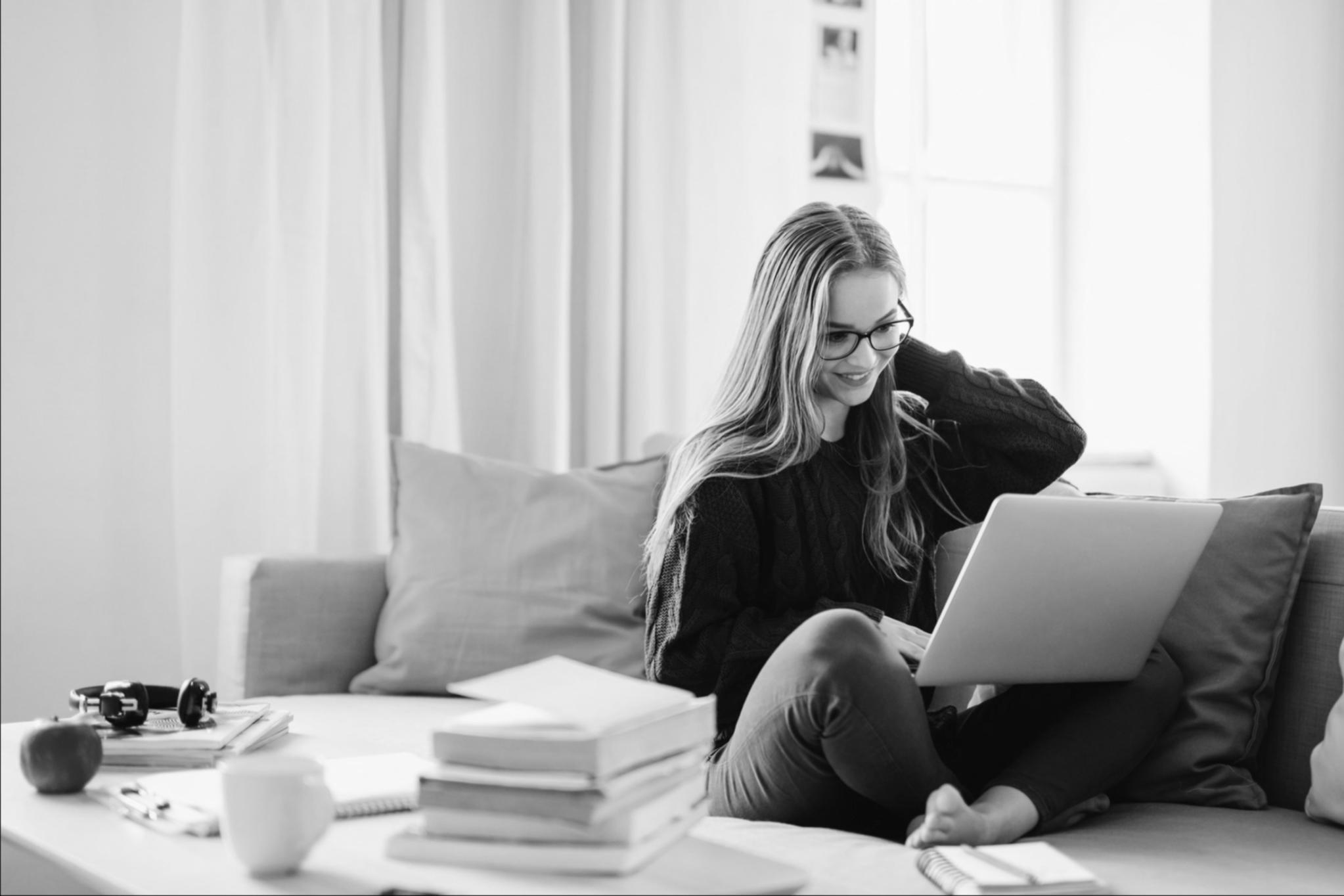 Ruhiger Arbeitsbereich für konzentrierte Budgetplanung und finanzielle Zielsetzung