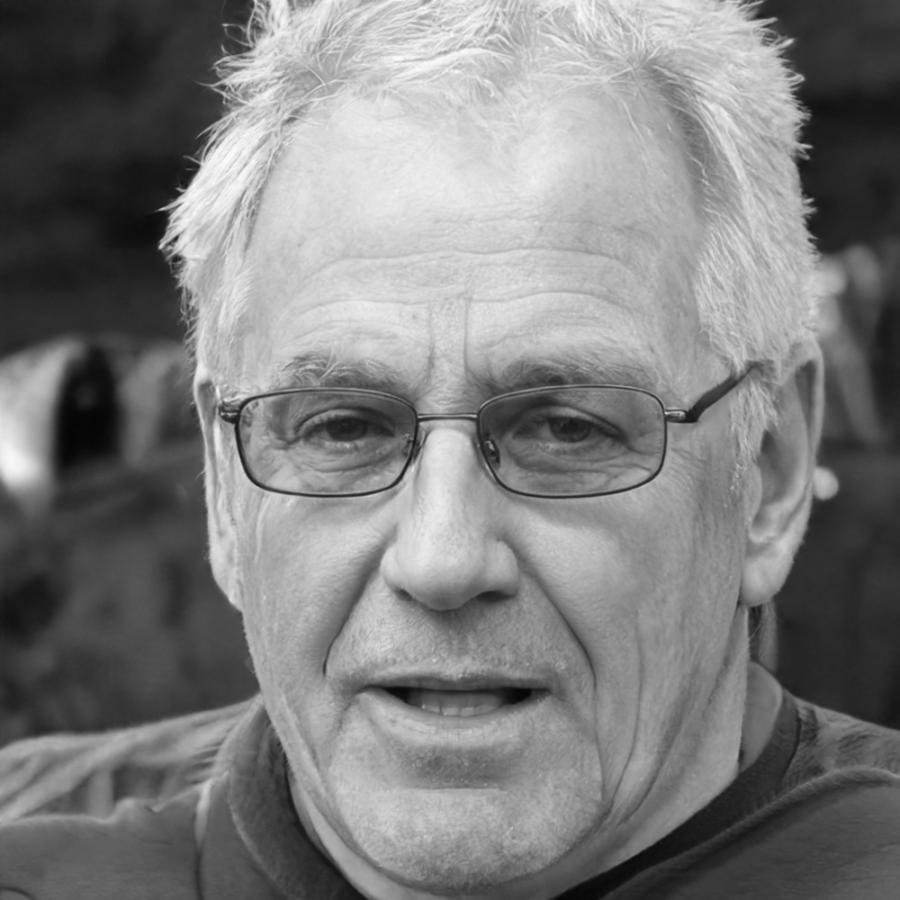 Teammitglied im Austausch mit Kollegen